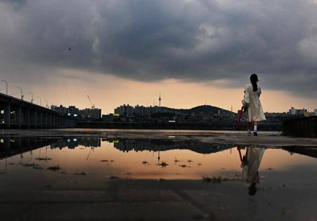 불볕더위와 폭우가 번갈아 왔던 8일 반포 한강공원에 비바람이 물러가자, 먹구름 사이로 붉은 노을이 번지고 있다. 이날 서울은 37.1도, 경기 일부 지역은 40도를 넘는 폭염에 휩싸였다. 왕태석 선임기자