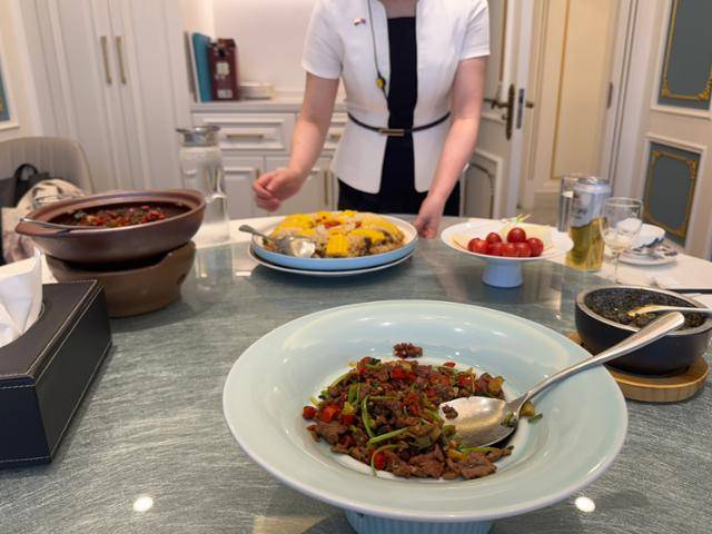 북한 종업원이 지난달 24일 중국 베이징 차오양구의 한 중국 남부 음식 전문점에서 음식을 서빙하고 있다. 종업원의 가슴에는 북한의 인공기와 중국의 오성홍기가 교차하는 형태의 배지가 달려 있다. 베이징=이혜미 특파원