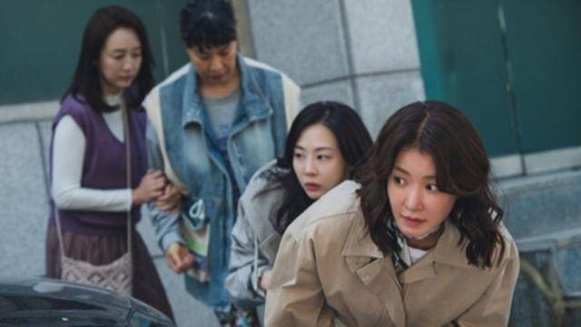 이시영 주연의 '살롱 드 홈즈'가 조용한 돌풍을 일으키고 있다. ENA 제공
