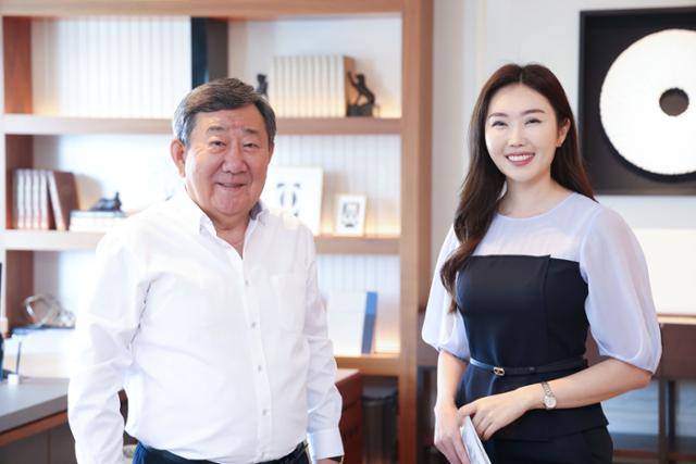 최유리(왼쪽) 카스피안그룹 회장과 김율리아 카스피안그룹코리아 대표가 10일 서울 중구 롯데호텔에서 가진 한국일보와의 인터뷰에서 사진 촬영을 하고 있다. 카스피안그룹 제공