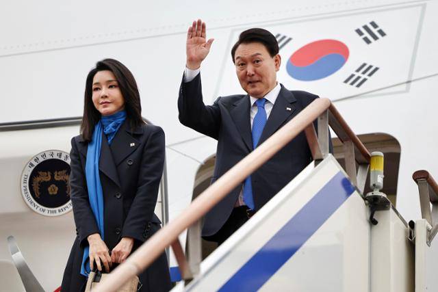 사진은 2023년 1월 아랍에미리트(UAE)·스위스 순방에 나서는 당시 윤석열 대통령과 부인 김건희 여사의 모습. 한국일보 자료사진