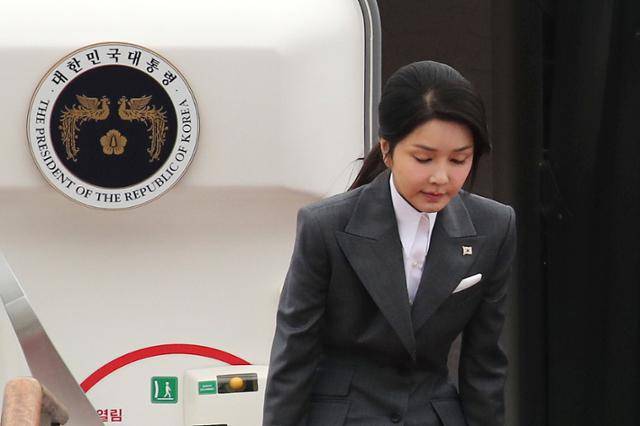 김건희 여사가 지난해 10월 6일 경기 성남 서울공항에서 공군1호기에 탑승하고 있다. 왕태석 선임기자