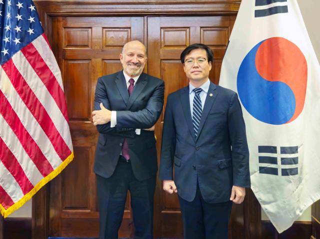 여한구 산업통상자원부 통상교섭본부장이 9일 미국 워싱턴 DC 상무부에서 하워드 러트릭 미 상무부 장관과 면담에 앞서 기념촬영 하고 있다. 산업통상자원부 제공