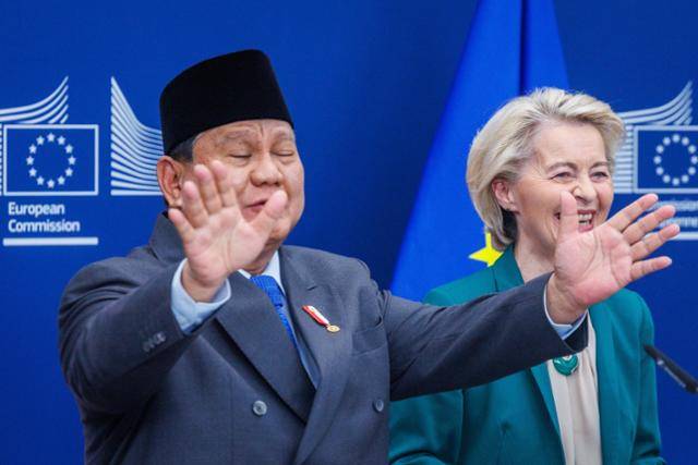 13일 벨기에 브뤼셀 유럽연합(EU) 본부에서 기자회견 중인 프라보워 수비안토(왼쪽) 인도네시아 대통령과 우르줄라 폰데어라이엔 EU집행위원장. 브뤼셀=EPA 연합뉴스