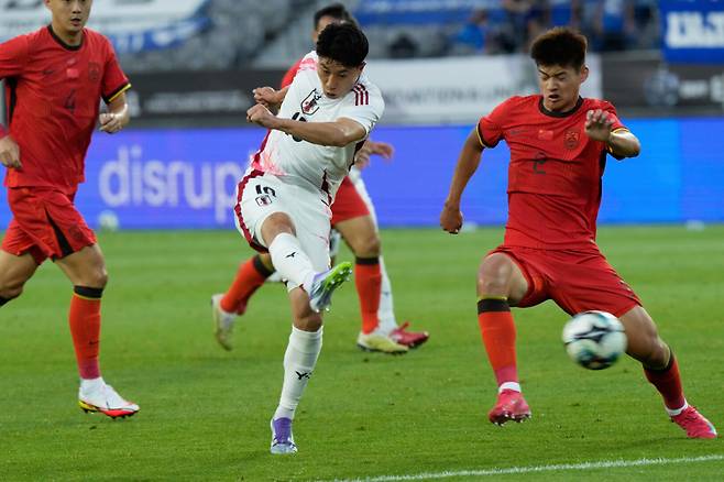 일본과 중국(빨강 유니폼)의 동아시안컵 2차전 모습. 사진=AP 연합뉴스