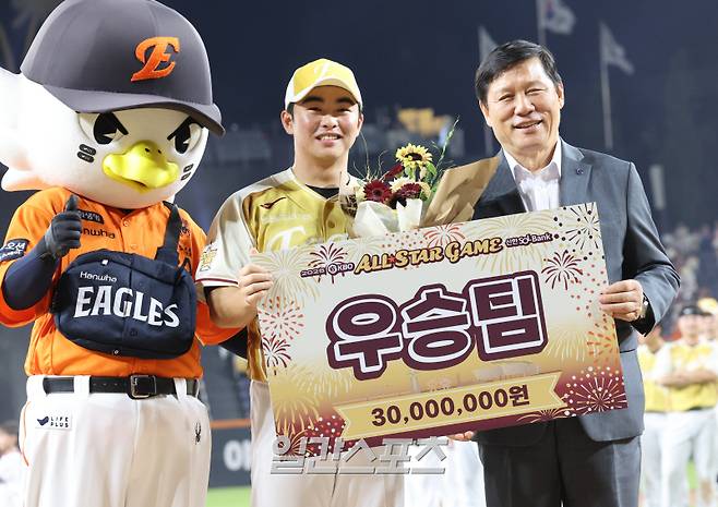 2025 신한 SOL뱅크 KBO 올스타전이 12일 오후 대전 한화생명볼파크에서 열렸다. 나눔팀이 8-6 승리 했다. 경기종료후 시상식에서 나눔팀 문현빈이 우승팀상을 받고 있다 대전=정시종 기자 capa@edaily.co.kr