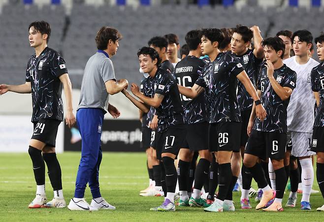 <yonhap photo-4500=""> 2-0으로 승리한 한국 (용인=연합뉴스) 홍기원 기자 = 11일 경기도 용인미르스타디움에서 열린 2025년 동아시아축구연맹(EAFF) E-1 챔피언십(동아시안컵) 남자부 2차전 한국과 홍콩의 경기. 2-0으로 승리한 한국 홍명보 감독이 선수들과 인사하고 있다. 2025.7.11 xanadu@yna.co.kr/2025-07-11 22:00:48/ <저작권자 ⓒ 1980-2025 ㈜연합뉴스. 무단 전재 재배포 금지, AI 학습 및 활용 금지></yonhap>