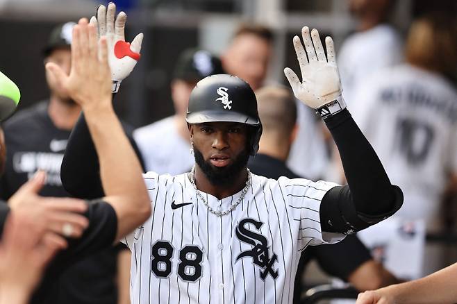 <yonhap photo-2478="">트레이드 루머에 휩싸인 시카고 화이트삭스 루이스 로버트 주니어. [AFP=연합뉴스]</yonhap>