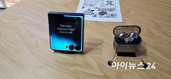 10일(현지시간) 미국 뉴욕 브로드웨이 500번지에 자리한 '갤럭시 익스피리언스 스페이스'에 전시된 갤럭시Z 플립7. [사진=박지은 기자]