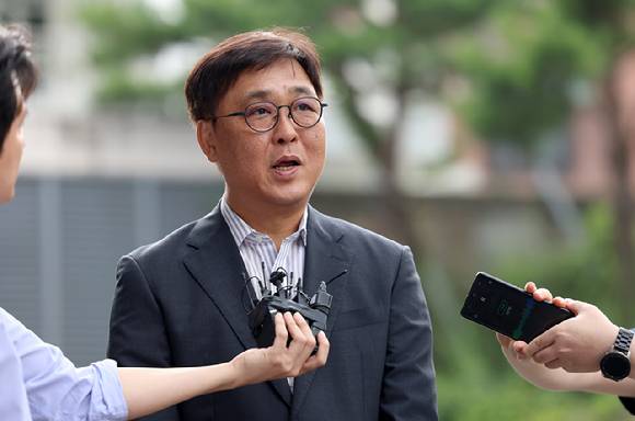 최휘영 문화체육관광부 장관 후보자가 14일 서울 종로구 국립현대미술관 서울관에 마련된 인사 청문회 준비 사무실로 첫 출근하며 취재진의 질문에 답변하고 있다. [사진=문화체육관광부]