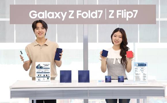 삼성 강남에서 15일 자정부터 사전 판매를 시작하는 '갤럭시 Z 폴드7'과 '갤럭시 Z 플립7'을 소개하는 모습. [사진=삼성전자]