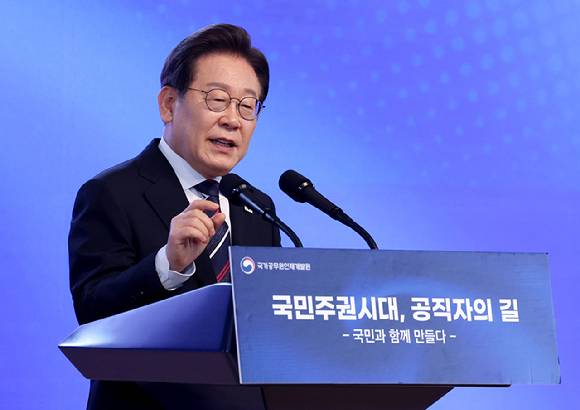 이재명 대통령이 14일 충북 진천 국가공무원인재개발원에서 70기 5급 신임관리자과정 교육생들에게 '국민주권시대, 공직자의 길'을 주제로 특강을 하고 있다. 2025.7.14 [사진=연합뉴스]