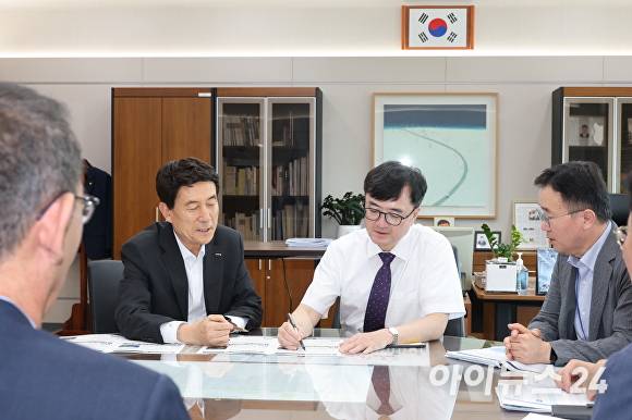 14일 이강덕 포항시장(왼쪽)이 세종 정부청사에서 임기근 기재부 제2차관을 만나 지역 현안 사업을 설명하며 정부예산 지원을 요청하고 있다. [사진=포항시청]