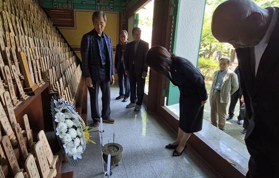 지난 12일 요코타 부지사가 경남 합천 한국 원폭 피해자 위령각을 찾아 참배하고 있다. 안대훈 기자