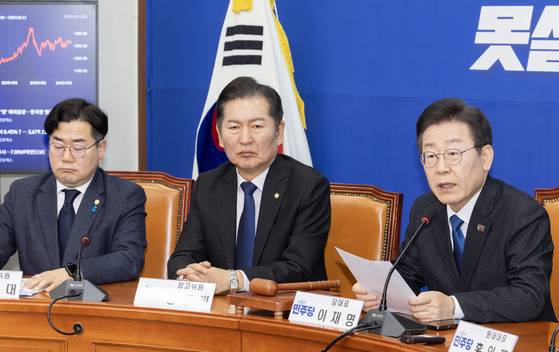 이재명 정부가 수사와 기소 분리를 통한 검찰 해체에 가속도를 내고 있다. 사진은 2024년 3월 당시 이재명 민주당 대표의 발언을 듣고 있는 정청래, 박찬대 최고위원.[중앙포토]