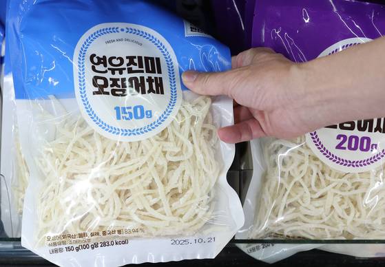 지난달 서울 한 대형마트에 오징어채가 진열된 모습. 연합뉴스