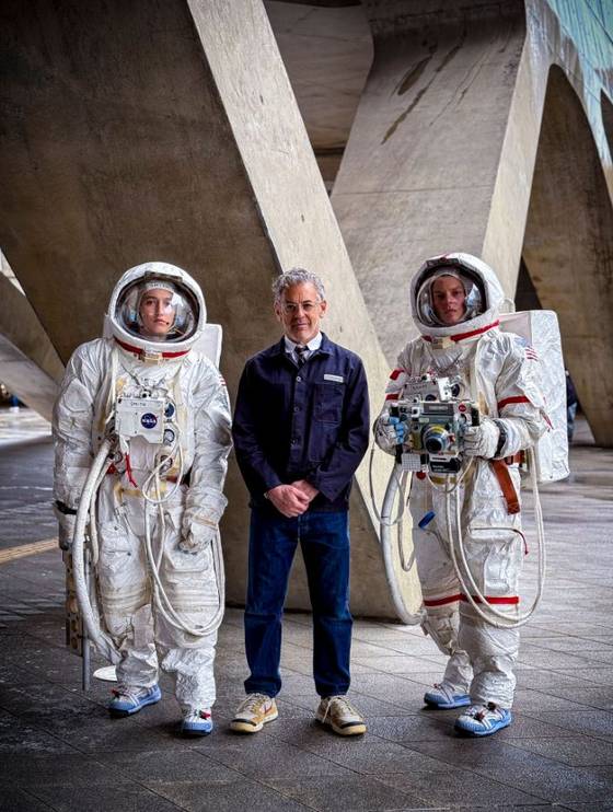 현재 가장 혁신적인 아티스트로 주목받는 톰 삭스(가운데)는 어려서부터 미국 항공우주국(NASA) 탐사 프로젝트에 매료돼 우주 관련 작품을 꾸준히 선보이고 있다.