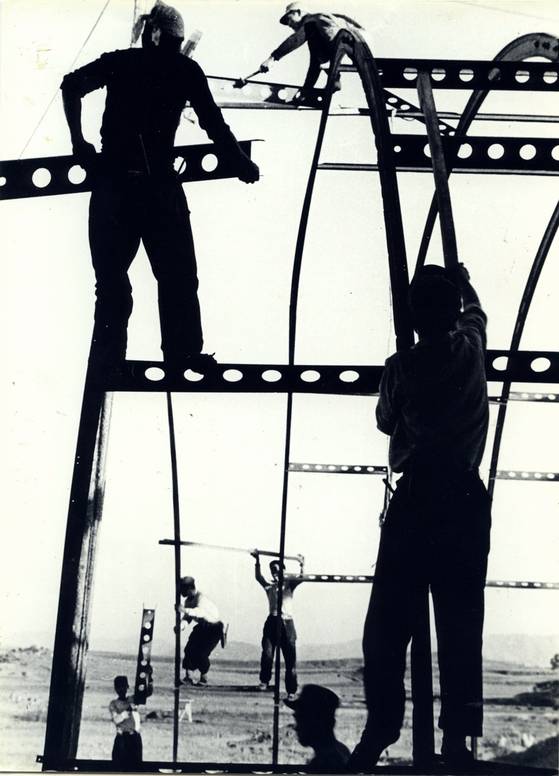 한국전쟁이 끝나고 폐허 속에서도 씩씩하게 살아가는 한국인의 생활사를 기록한 이형록의 '구성'(1956). ⓒ서울시립 사진미술관