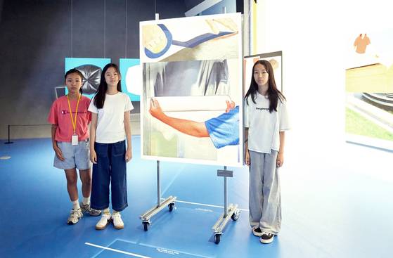 익숙한 이미지를 재조합한 서동신 작가의 '기능적 함수의 오작동' 시리즈를 살펴본 정서우·김보경·김연우(왼쪽부터) 학생기자.