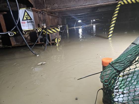 14일 밤새 내린 폭우로 인해 부산 사상역 공사장 현장이 침수되어 있다. 사진 부산소방재난본