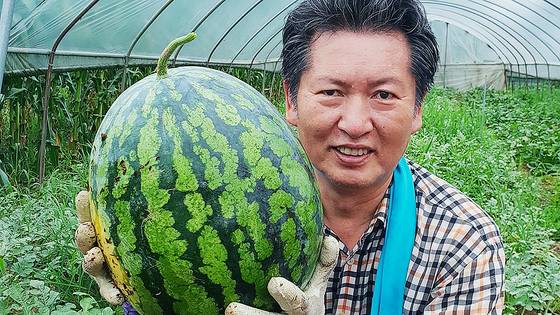 더불어민주당 전당대회에 출마한 정청래 의원이 13일 새벽 페이스북에 올린 사진. 사진 속 수박은 2016년 총선 공천에서 탈락한 뒤 자신이 직접 농사를 지어 수확한 왕수박이라고 한다. 일부 강성 지지층에게 겉과 속이 다른 ‘수박’이라고 공격받는 그는 “왕수박은 키우기도 어렵고 왕수박이 되기도 어렵다” 수박설을 부인했다. 사진 정청래 의원 페이스북.