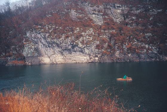 울산시 울주군 대곡리 반구대 암각화 앞으로 흐르는 반구천에 물이 찬 상태에서 나룻배가 지나가고 있다. [사진 김호석]
