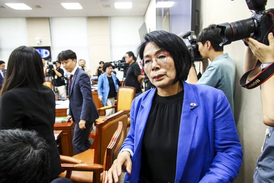 최민희 국회 과학기술정보방송통신위원장이 14일 오전 서울 여의도 국회에서 열린 배경훈 과학기술정보통신부 장관 후보자 인사청문회에서 국민의힘 최형두 간사를 비롯한 소속 의원들이 피켓을 붙여 항의하자 산회 선포 후 자리를 떠나고 있다. 뉴시스