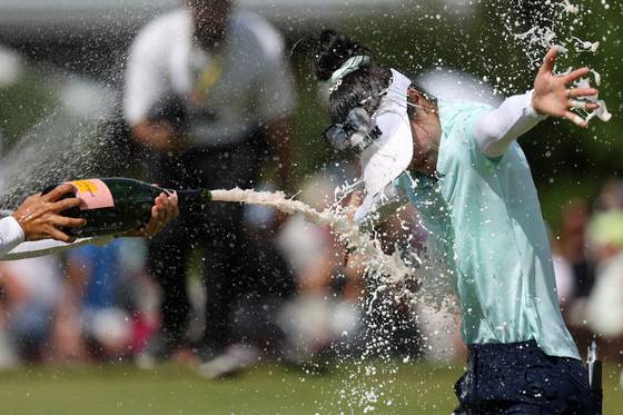 그레이스 킴이 13일 열린 에비앙 챔피언십에서 우승한 뒤 축하 샴페인 세례를 받고 있다. AFP=연합뉴스
