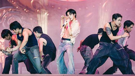 롤라팔루자 무대에서 퍼포먼스 중인 제이홉. 사진 빅히트 뮤직