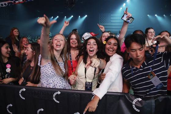 미국 청년 보수 단체 ‘터닝포인트 USA’가 지난 11일 플로리다주 템파에서 주최한 ‘스튜던트 액션 서밋’ 행사에 참석한 학생들이 음악에 맞춰 춤을 추고 있다. AP=연합뉴스