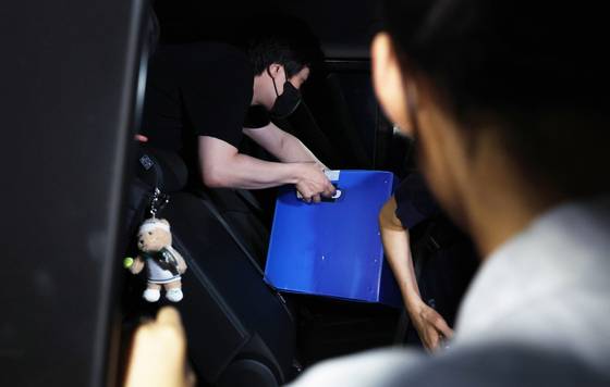 김건희 특검팀(특별검사 민중기)이 3일 서울 종로구 삼부토건 본사에서 압수수색을 마친 후 압수품이 담긴 박스를 차량에 싣고 있다. 뉴스1