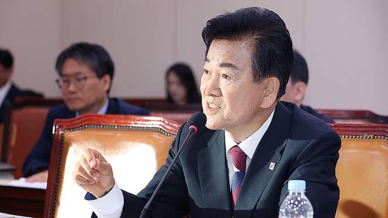 정동영 통일부 장관 후보자가 14일 오전 서울 여의도 국회 외교통일위원회 전체회의장에서 열린 인사청문회에서 의원 질의에 답하고 있다. 뉴스1