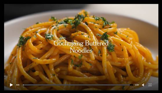 NYT가 지난해 고추장 버터를 사용한 국수를 ‘독자 선정 히트 레시피 50선’으로 소개하면서 만드는 법 영상도 제작했다. [NYT 영상 캡처]