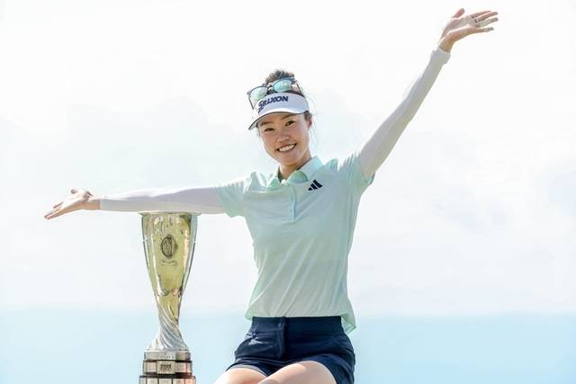 ▲ 그레이스 김이 지난 13일(현지 시간) 프랑스 에비앙레뱅에서 막을 내린 아문디 에비앙 챔피언십에서 우승을 차지한 뒤 트로피와 함께 기쁨을 표출하고 있다. AFP/연합뉴스