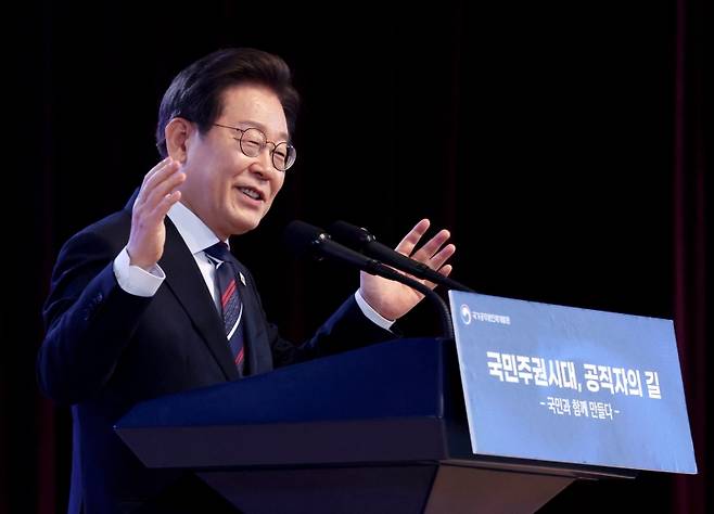 ▲ 14일 충북 진천 국가공무원인재개발원에서 '공직자의 길' 특강하는 이재명 대통령 [연합뉴스]&nbsp;