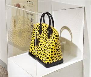 유명 작가와 협업한 명품 가방을 전시한 모습.    A사 공식 블로그