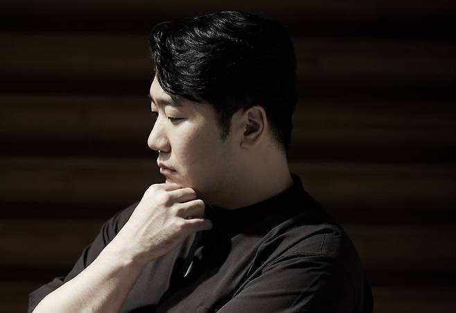 바리톤 김기훈은 9일 서울 마포아트센터에서 진행한 한국경제신문과의 인터뷰에서 “메트로폴리탄, 라 스칼라, 로열 오페라하우스 같은 세계적인 무대에서 주역 자리를 모조리 꿰차는 바리톤이 되고 싶다”고 말했다. 문덕관 사진작가