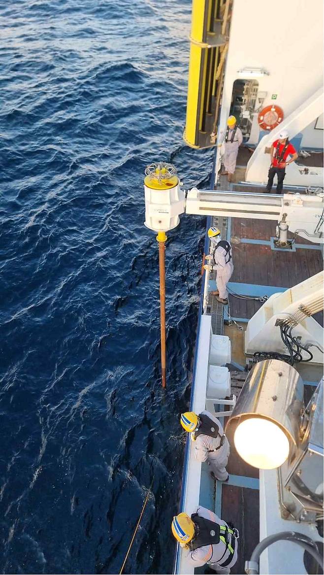 탐해3호에서 진행 중인 해양 탐사 활동. 사진=한국지질자원연구원