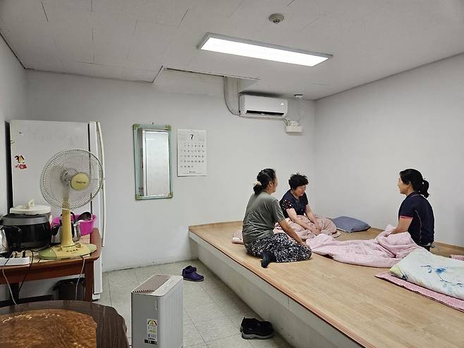 서울 성동구의 한 아파트 환경미화원들이 휴게실에서 잠시 휴식을 취하고 있다. 성동구 제공