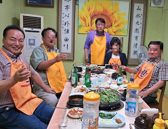 김영환 충북지사(사진 가운데)와 김현기 청주시의회 의장(사진 왼쪽)이 지난 12일 청주시의회 의원들과 술자리를 하고 있다. 독자제공.