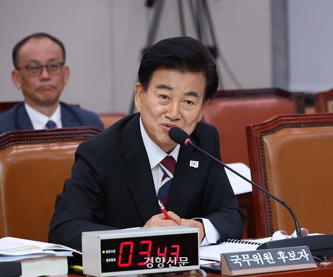 정동영 통일부 장관 후보자가 14일 국회 외교통일위원회에서 열린 인사청문회에 출석해 의원의 질의에 답변하고 있다. 권도현 기자