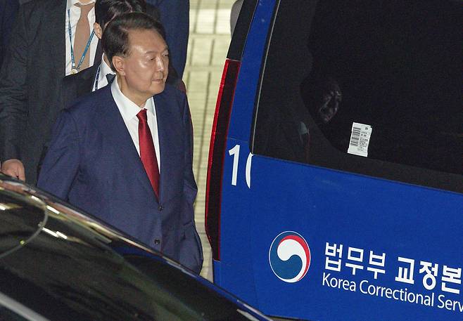 윤석열 전 대통령이 9일 서울 서초구 서울중앙지방법원에서 열린 2차 구속 전 피의자 심문(영장실질심사)을 마친 뒤 서울구치소로 향하고 있다. 문재원 기자