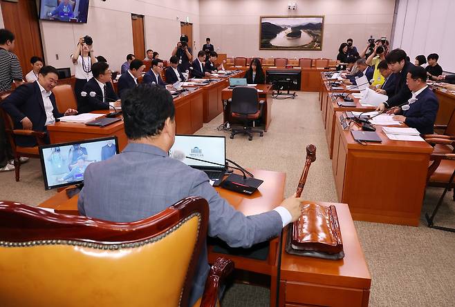 지난 8일 국회에서 열린 전재수 해양수산부 장관 후보자 인사청문요청안 등을 심의하는 농림축산식품해양수산위원회 전체회의에서 더불어민주당 소속 어기구 위원장이 의사봉을 두드리고 있다. 연합뉴스