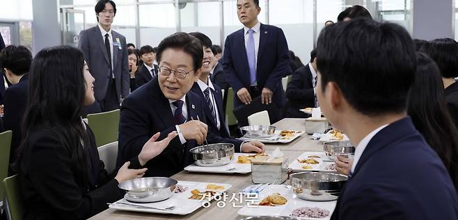 이재명 대통령이 14일 충북 진천군 국가공무원인재개발원 진천캠퍼스에서  5급 공채 합격자 대상 특강을 마친 뒤 신임 사무관들과 구내식당에서 오찬을 하고 있다. 대통령실사진기자단