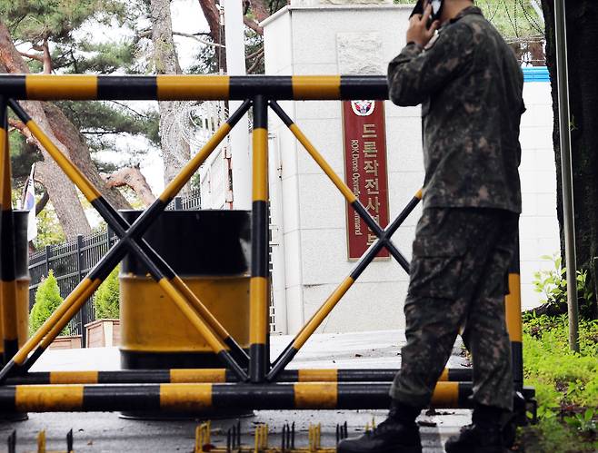 내란특검팀이 드론작전사령부를 압수수색했다. 사진은 14일 오전 경기도 포천 드론사 정문. 연합뉴스