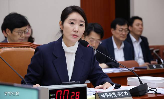 “맥락을 설명드리자면…” 강선우 여성가족부 장관 후보자가 14일 국회 여성가족위원회에서 열린 인사청문회에서 의원 질의에 답변하고 있다. 권도현 기자