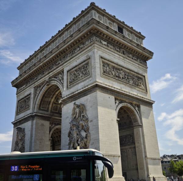 달리는 버스 안에서 프랑스 파리 중심부의 개선문을 촬영했다. 정옥재 기자