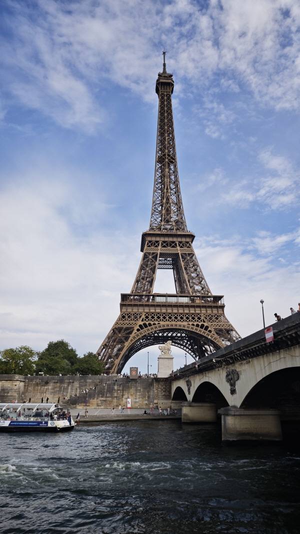 저녁 무렵 파리 시내 어디에서나 보이는 에펠탑을 촬영했다. 정옥재 기자