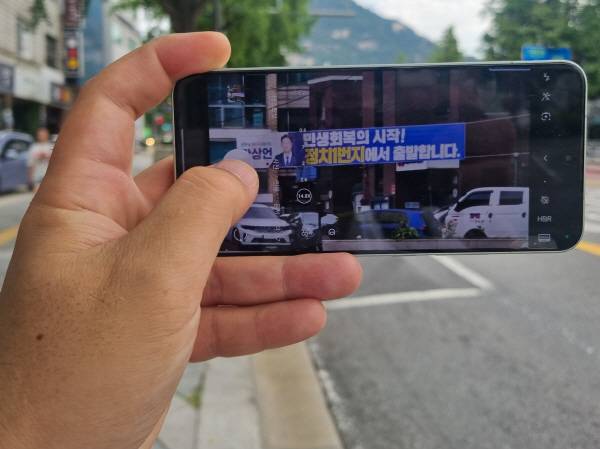 샤오미 15 망원 줌으로 거리를 촬영 중이다. 정옥재 기자