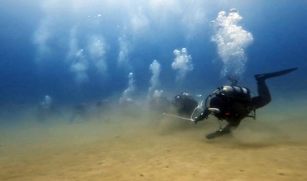 지난 7월8일~10일까지 강원도 문암항 일대에서 대한민국특수임무유공자회는 재난 대응역량 강화 훈련을 성공적으로 진행했다. 훈련에 참가한 대원들이 수중 수색을 하고 있다.